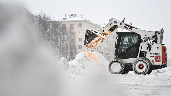 Уборка снега на Ленинском проспекте в Москве