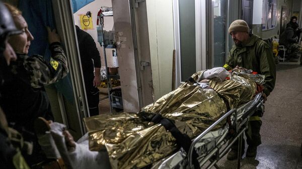 Военные медики транспортируют раненого военнослужащего ВСУ