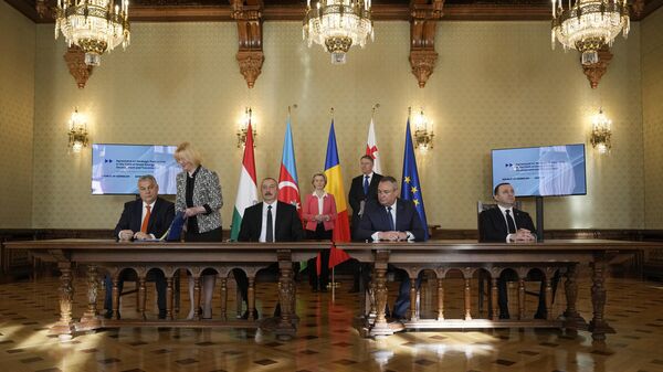 Лидеры Венгрии, Азербайджана, Румынии и Грузии во время подписания соглашение о стратегическом партнерстве в области энергетики в Бухаресте