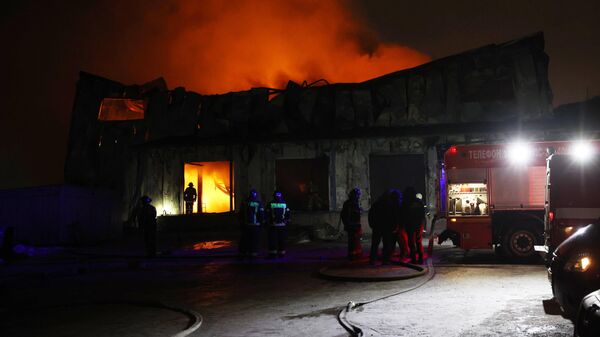 Сотрудники противопожарной службы на месте тушения пожара на складе во Владивостоке