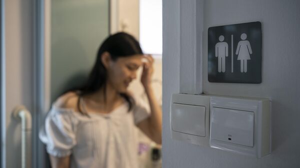 Информационная табличка с обозначением половой принадлежности при входе в туалет