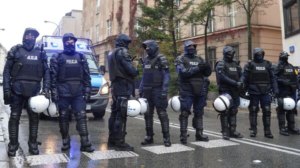 Сотрудники полиции на одной из улиц в Варшаве