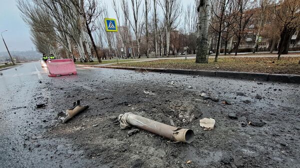 Фрагмент разорвавшегося снаряда после обстрела Донецка со стороны ВСУ