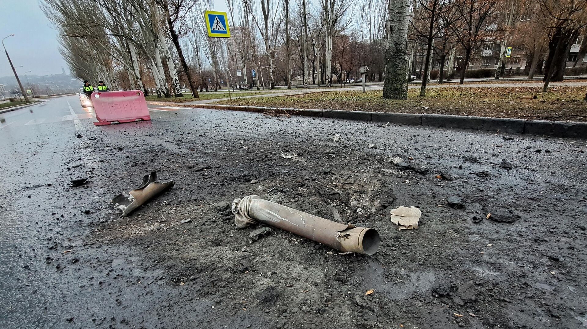 Фрагмент разорвавшегося снаряда после обстрела Донецка со стороны ВСУ - РИА Новости, 1920, 06.02.2023