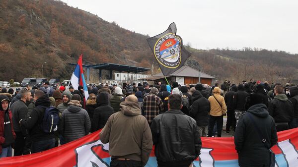 Участники акции в поддержку косовских сербов у КПП Ярине на административной границе центральной Сербии с Косово и Метохией