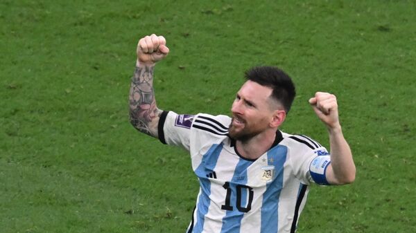 Игрок сборной Аргентины Лионель Месси радуется забитому мячу в финальном матче чемпионата мира по футболу между сборными Аргентины и Франции