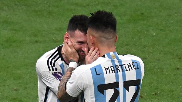 Игроки сборной Аргентины Лионель Месси и Лаутаро Мартинес радуются победе в чемпионате мира по футболу