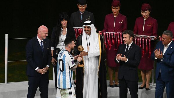 Игрок сборной Аргентины Лионель Месси (на первом плане). Слева направо: президент ФИФА Джанни Инфантино, эмир Катара шейх Тамим бен Хамад Аль Тани и президент Франции Эмманюэль Макрон.