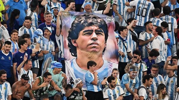Болельщики сборной Аргентины с плакатом Диего Марадоны