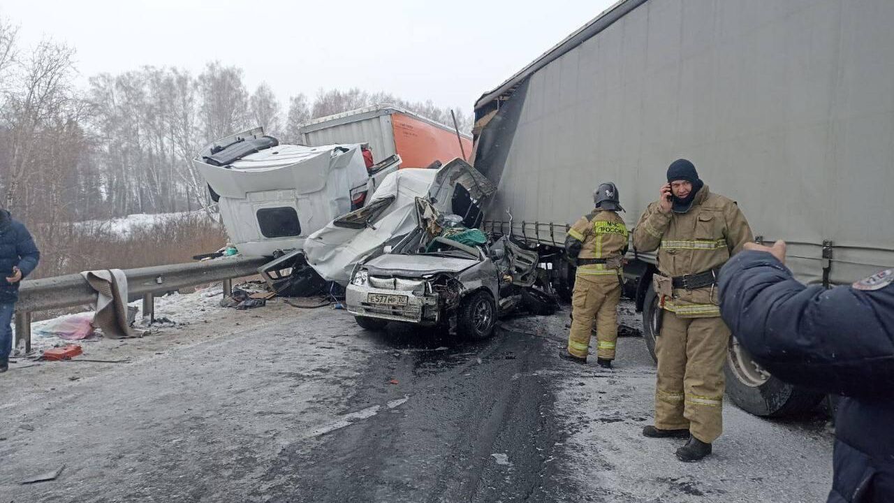 На месте ДТП с участием двух большегрузов и легкового автомобиля в Уярском районе Красноярского края - РИА Новости, 1920, 19.12.2022