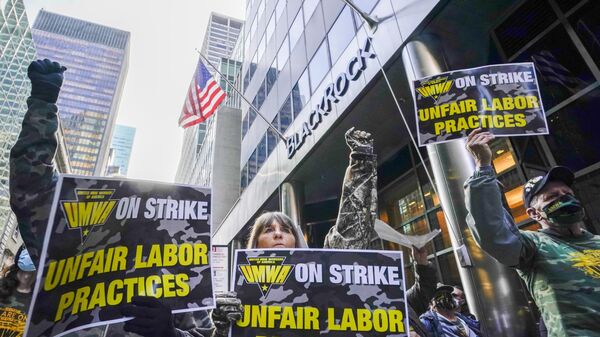 Акция протеста Объединения горняков Америки возле штаб-квартиры BlackRock в Нью-Йорке, США