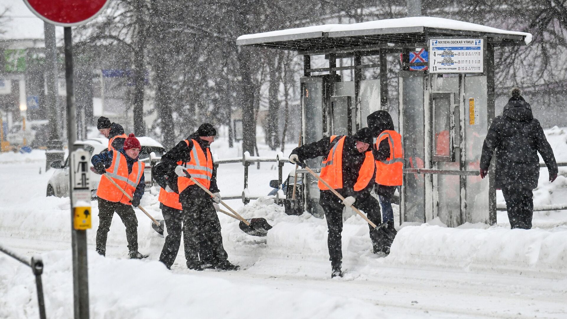Работники коммунальной службы чистят от снега остановку московского городского транспорта. 18 декабря 2022 - РИА Новости, 1920, 19.12.2022