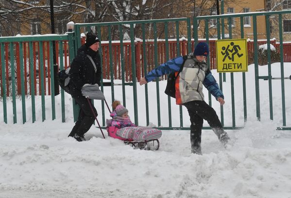 Мужчина с детьми в одном из московских дворов