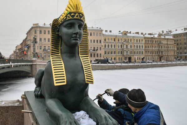 Установка скульптур сфинксов на Египетский мост в Санкт-Петербурге после реставрации