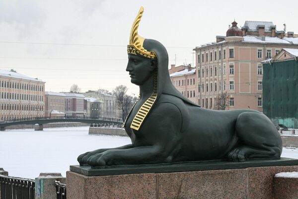 Скульптура сфинкса на Египетском мосту в Санкт-Петербурге после реставрации
