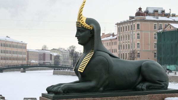 Скульптура сфинкса на Египетском мосту в Санкт-Петербурге после реставрации