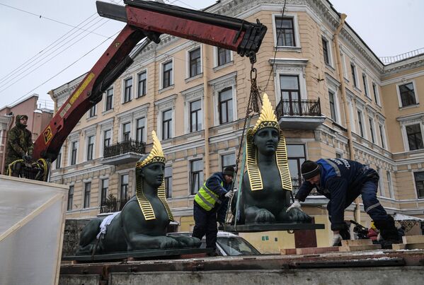 Установка скульптур сфинксов на Египетский мост в Санкт-Петербурге после реставрации