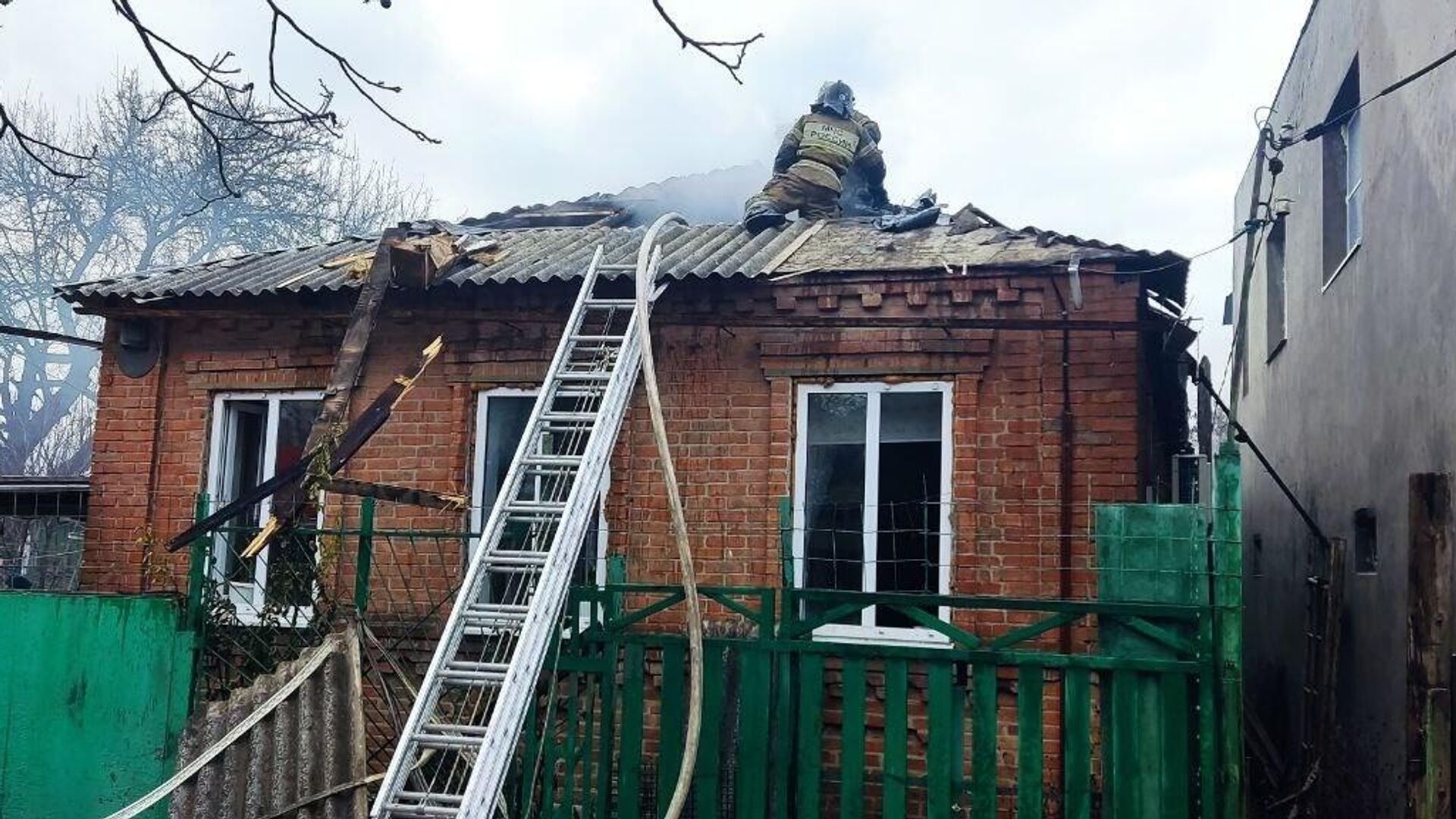 В Ростове-на-Дону загорелись два частных дома, погиб человек - РИА Новости,  19.12.2022