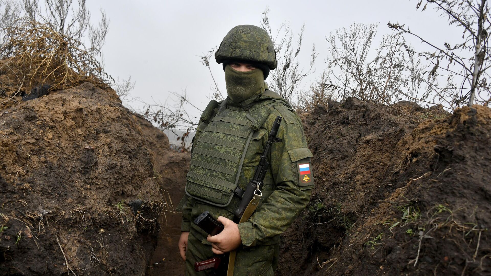 Военнослужащий во время прохождения подготовки на Запорожском направлении - РИА Новости, 1920, 12.01.2023