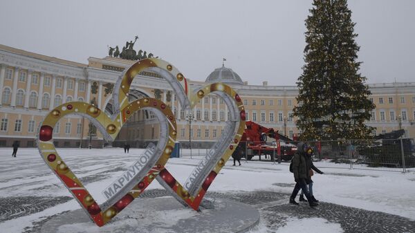 Инсталляция в виде двух сердец в честь побратимства Санкт-Петербурга и Мариуполя на Дворцовой площади