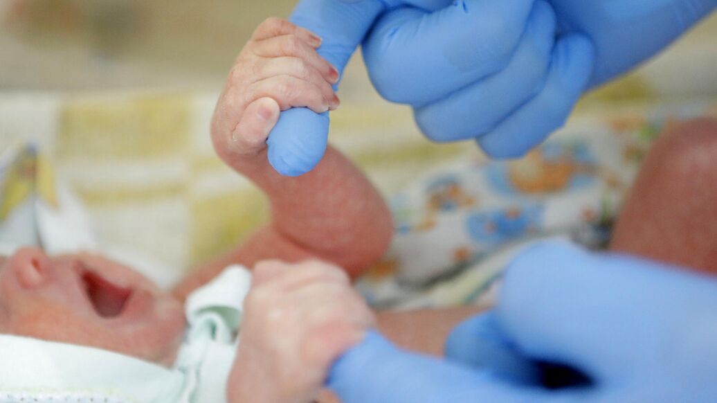 © РИА Новости / Антон ВергунПерейти в медиабанк<br>Медицинский работник и новорожденный ребенок. Архивное фото