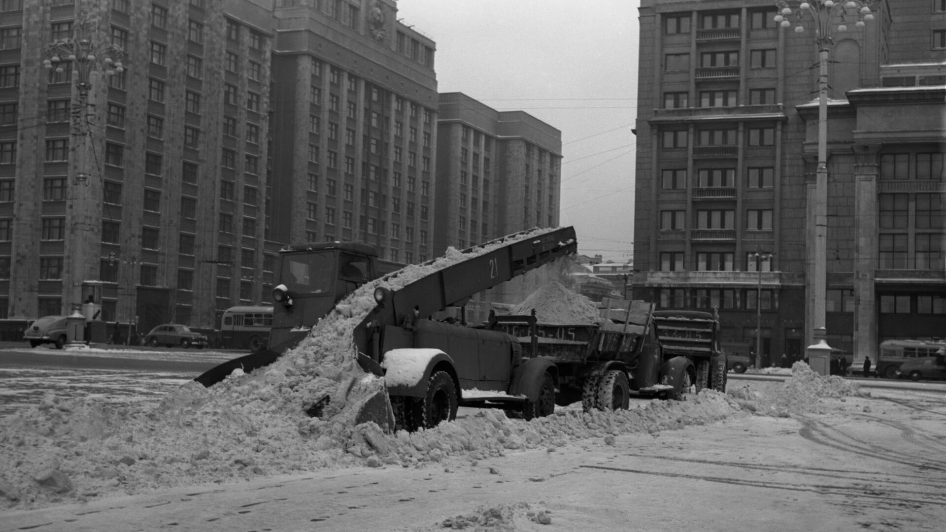Уборка снега на Манежной площади в Москве - РИА Новости, 1920, 05.03.2023
