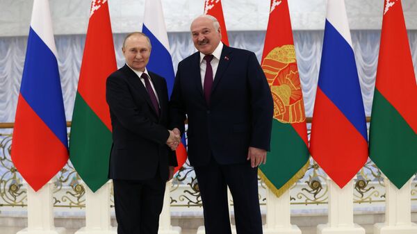Президент РФ Владимир Путин и президент Белоруссии Александр Лукашенко перед началом переговоров в Минске