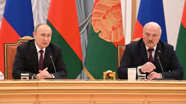 Президент РФ Владимир Путин и президент Белоруссии Александр Лукашенко во время встречи в Минске в расширенном составе. 19 декабря 2022