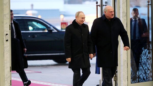 Президент РФ Владимир Путин и президент Белоруссии Александр Лукашенко перед началом переговоров в Минске. 19 декабря 2022