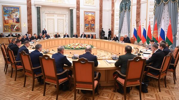 Владимир Путин и Александр Лукашенко проводят встречу в Минске в расширенном составе