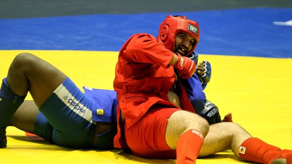 Сослан Джанаев (Россия) в финальном поединке мужских соревнований по боевому самбо против Марвина Делиенне (Франция)
