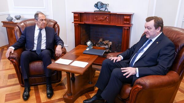 Министр иностранных дел РФ Сергей Лавров (слева) и министр иностранных дел Белоруссии Сергей Алейник во время встречи в Минске. 19 декабря 2022