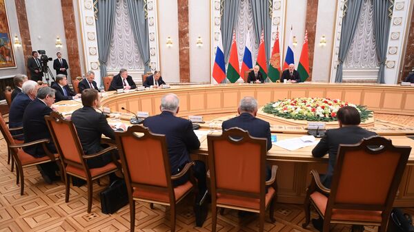 Президент РФ Владимир Путин и президент Белоруссии Александр Лукашенко проводят встречу в Минске в расширенном составе