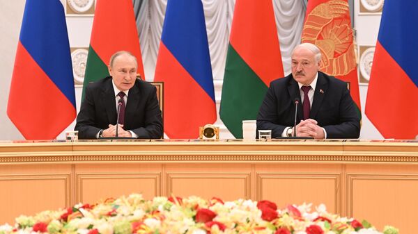 Президент России Владимир Путин и президент Белоруссии Александр Лукашенко проводят встречу в Минске в расширенном составе