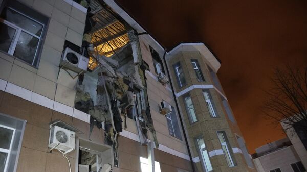 Один из корпусов больницы им. Калинина, частично разрушенный в результате обстрела ВСУ Калининского района Донецка
