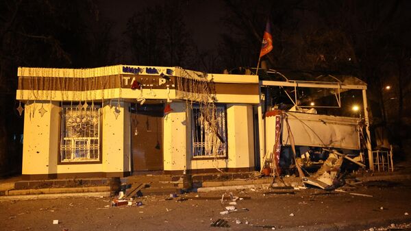 Магазин, частично разрушенный в результате обстрела ВСУ Калининского района Донецка