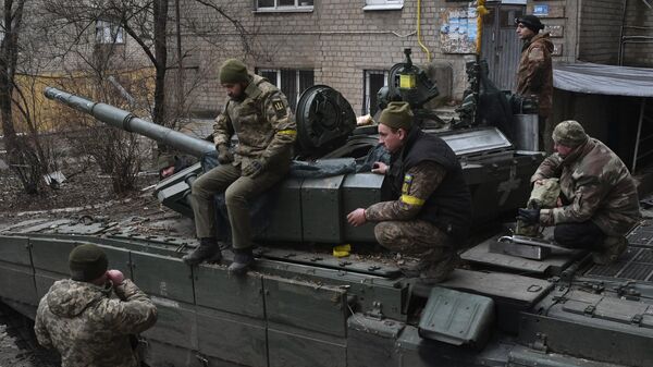 Украинские военнослужащие на танке. Архивное фото