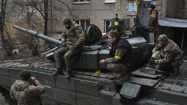 Украинские военные на танке. Архивное фото