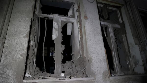 Разбитые стеклопакеты после обстрела Донецка