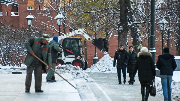 Уборка снега у Могилы Неизвестного Солдата в Москве