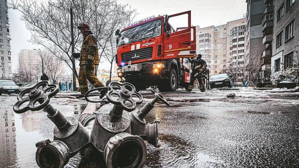 Сотрудники Государственной службы Украины по чрезвычайным ситуациям в Киеве