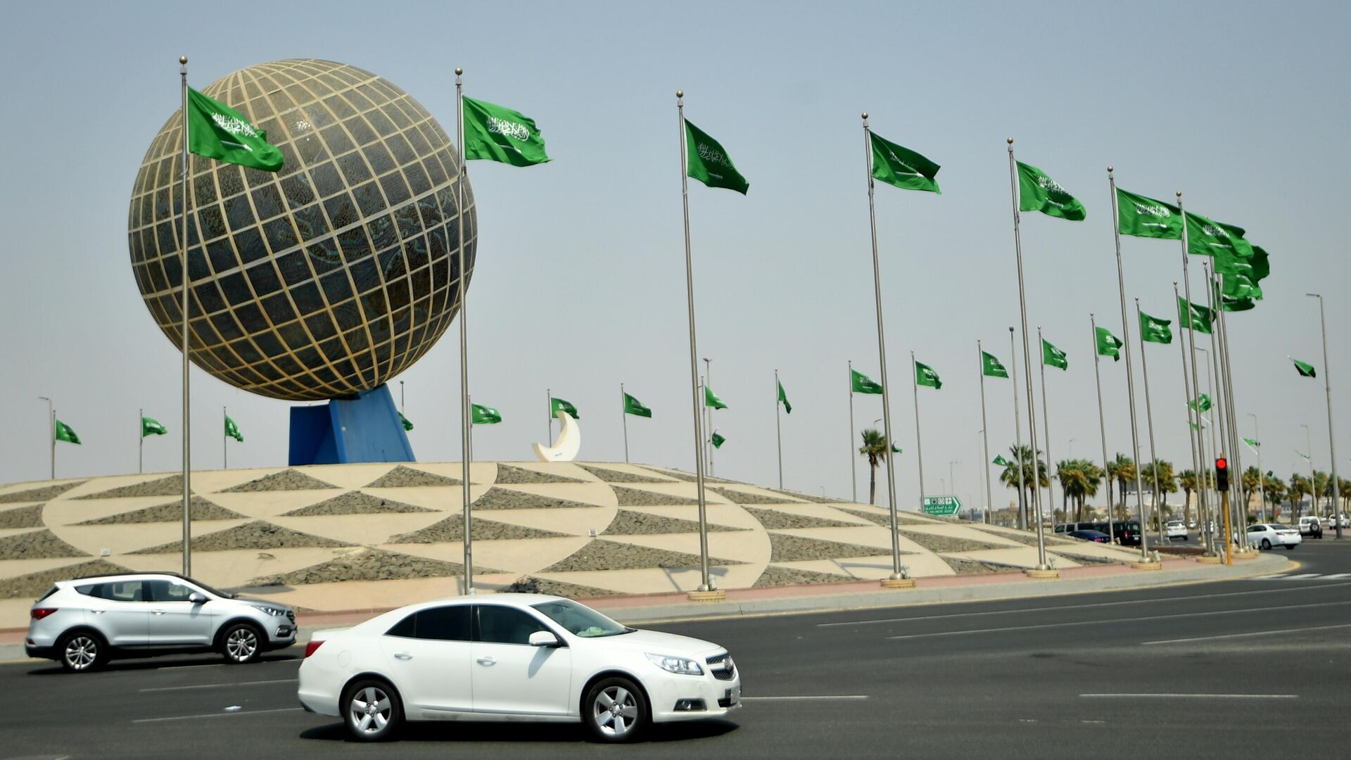 Флаг Саудовской Аравии на одной из улиц города Джидда - РИА Новости, 1920, 06.08.2023