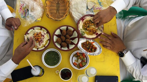 Саудовцы завтракают в ресторане в Джидде