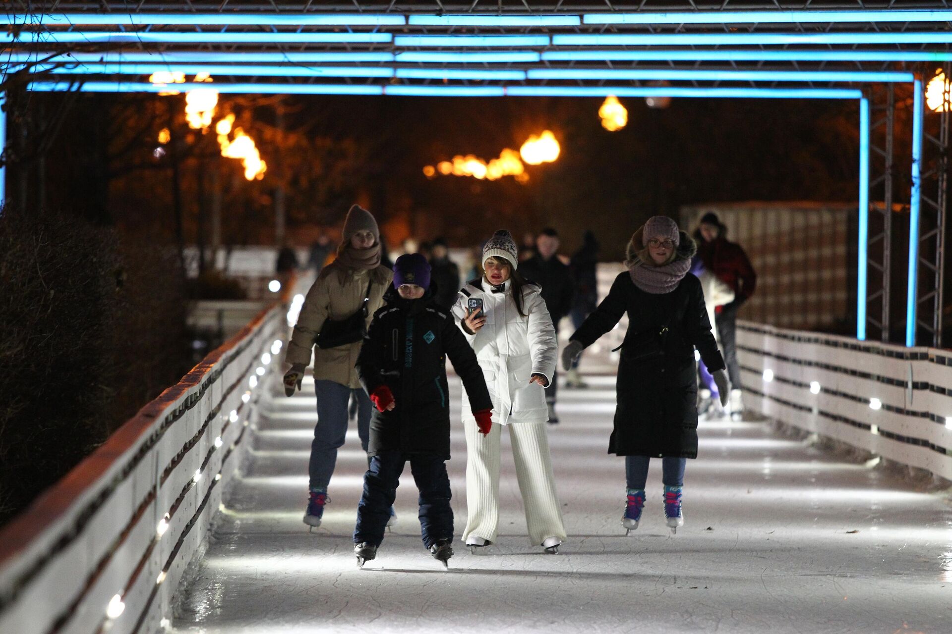 Посетители на катке в Парке Горького в Москве в день открытия - РИА Новости, 1920, 20.12.2022