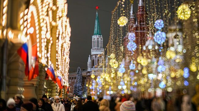 Люди на Никольской улице в Москве