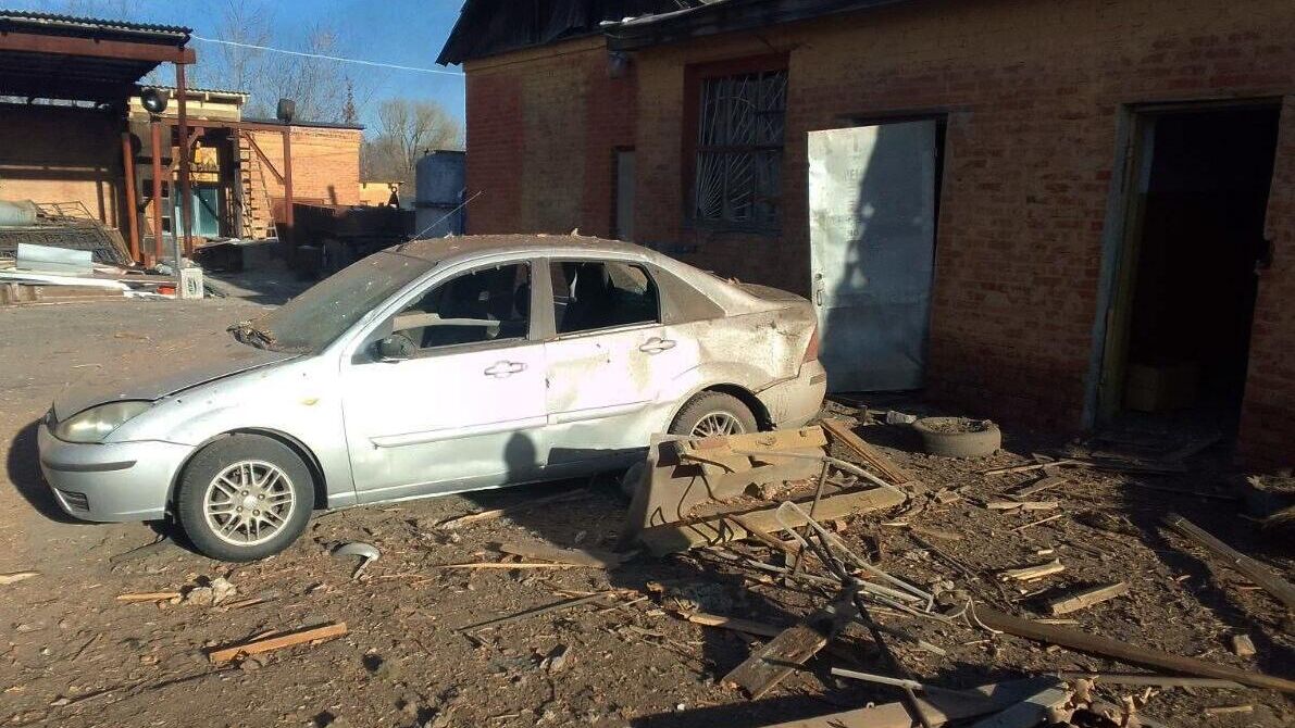 Легковой автомобиль, поврежденный в результате обстрела ВСУ города Шебекино Белгородской области - РИА Новости, 1920, 20.12.2022