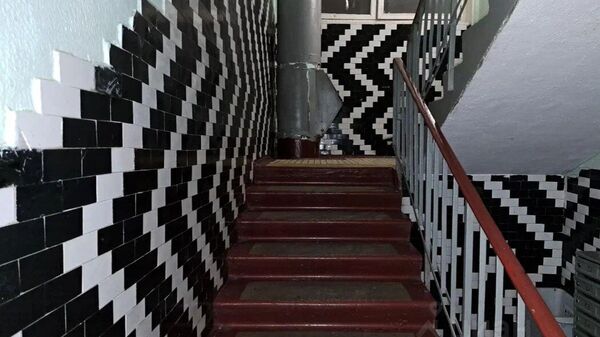 Лестница в доме с крошечной квартирой недалеко от станции метро Люблино