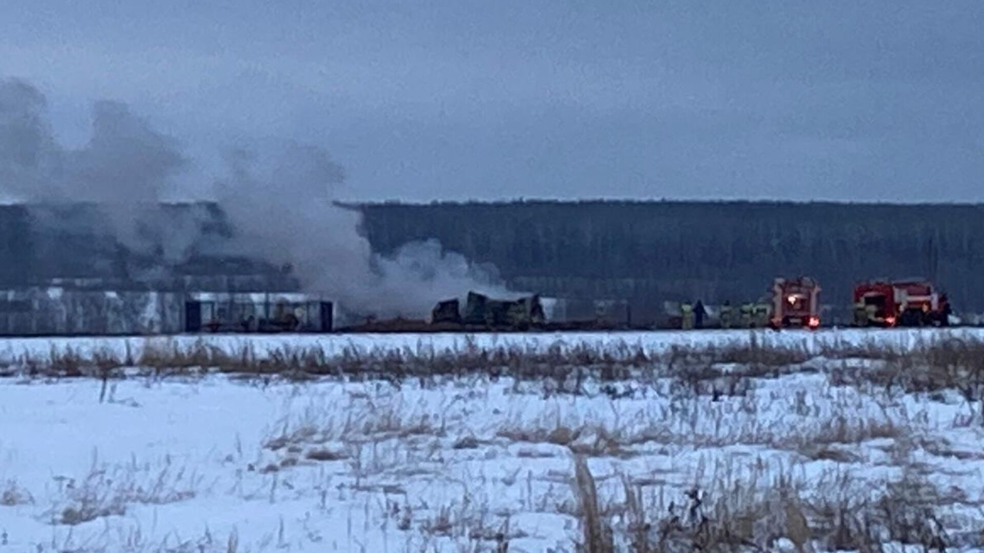 Пожарные автомобили на месте происшествия на газопроводе  Уренгой – Помары – Ужгород. 20 декабря 2022 - РИА Новости, 1920, 20.12.2022