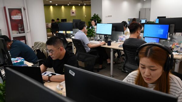 Сотрудники работат в офисе, Пекин