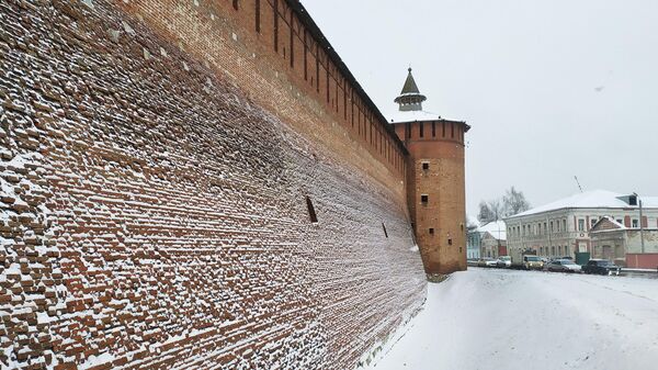 Высота кремлевских стен более 20 метров